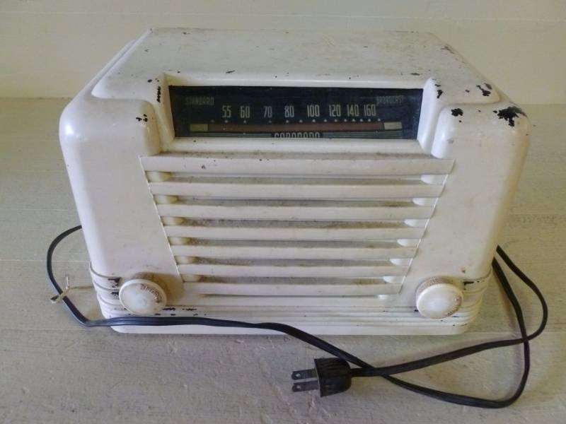 lot 107 image: Vintage Radio
