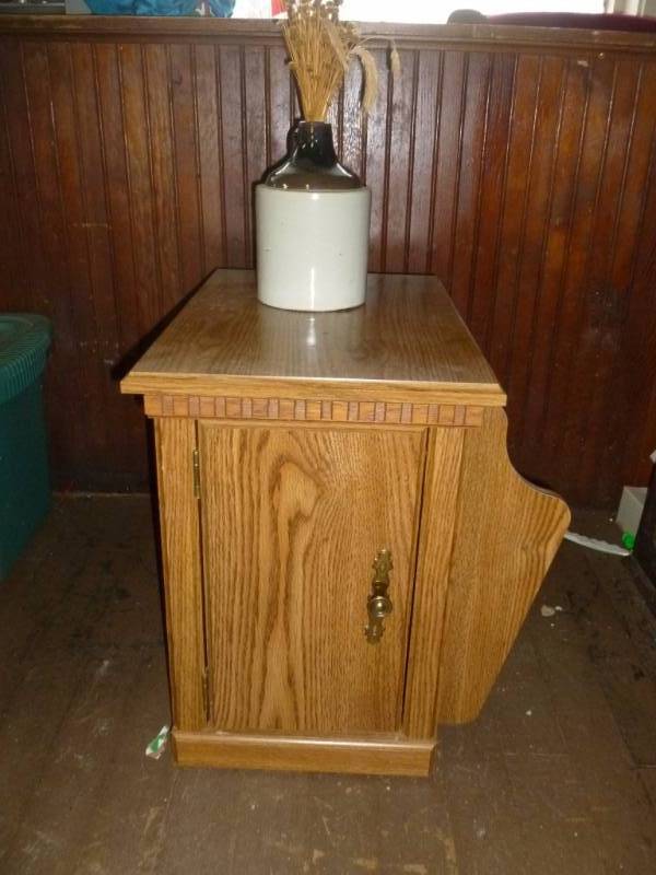 lot 162 image: Wooden End Table Cabinet