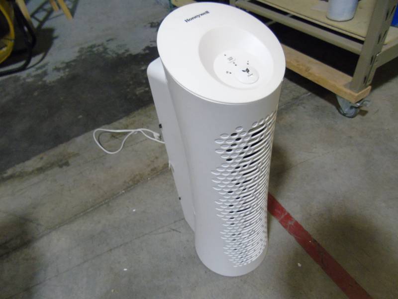 lot 15 image: HEPA Clean Tower Air Purifier