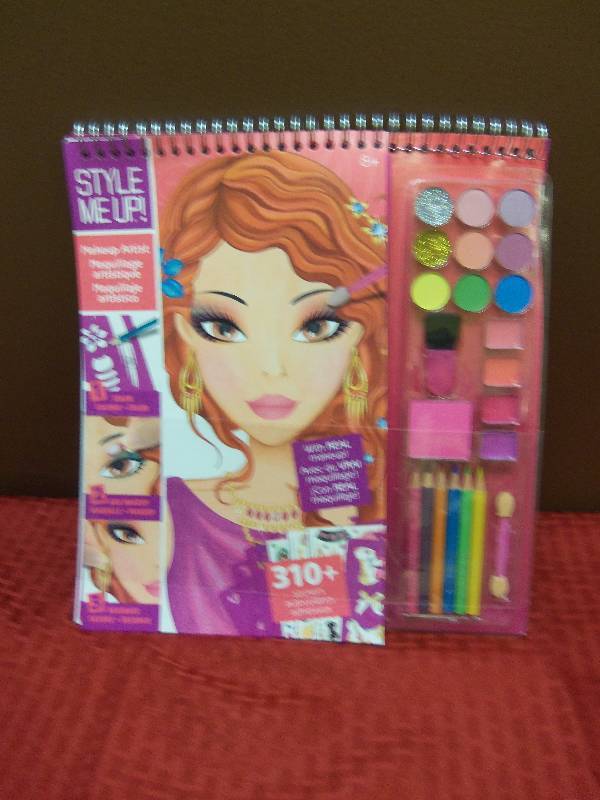 lot 82 image: Style Me Up Book