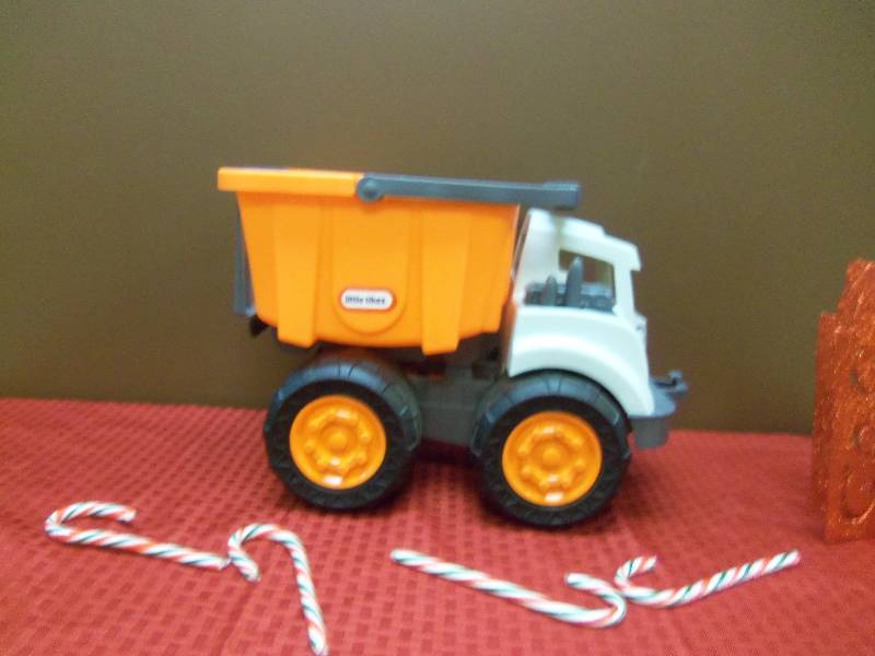 lot 83 image: Little Tikes 2in1 Dump Truck