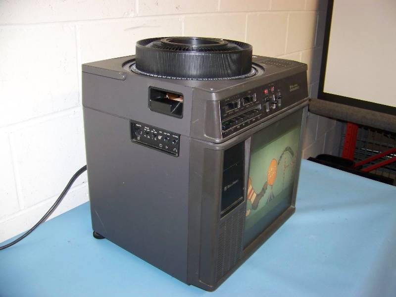lot 89 image: VINTAGE, Bell and Howell, RingMaster II, Slide Projector  Monitor Combo