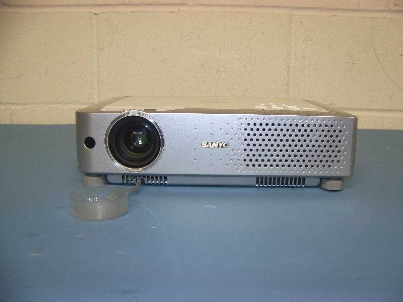lot 20 image: Sanyo, PLC-XU73, LCD Projector with Remote Control, Cables and Original Box
