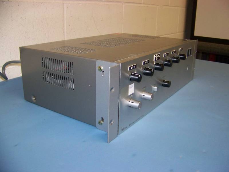 lot 40 image: TOA, 900 Series Amplifier  Amp with (6) Rear Modules