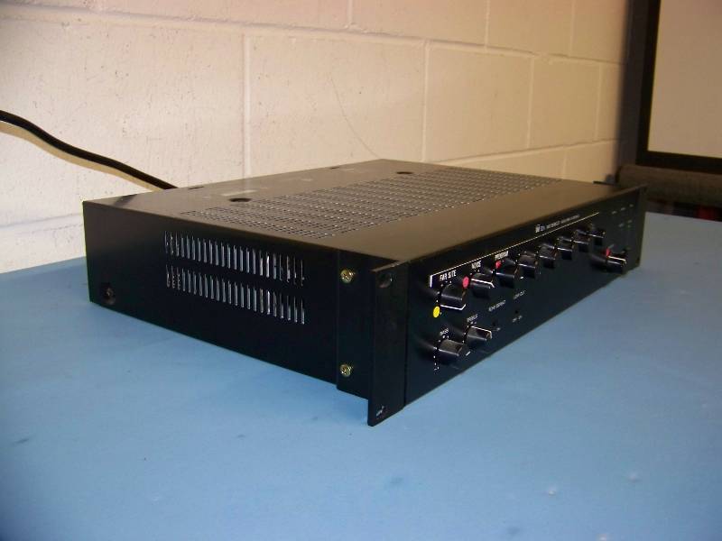 lot 36 image: TOA, 900 Series II, Mixer  Power Amplifier  Amp with (2) Rear Modules