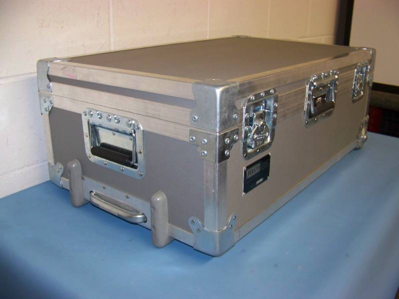 lot 46 image: Jelco, Hard-Sided, Padded Inside Travel Case with Dial-Lock on Wheels with Telescoping Handle
