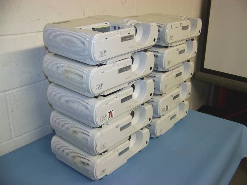 lot 123 image: (10) Mitsubishi, DLP Projectors for PARTS  REPAIR