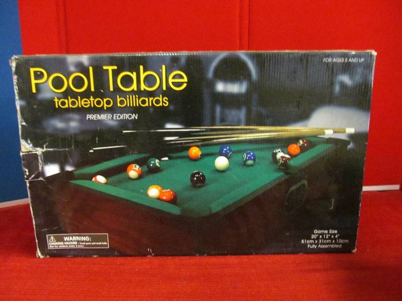Table top pool table