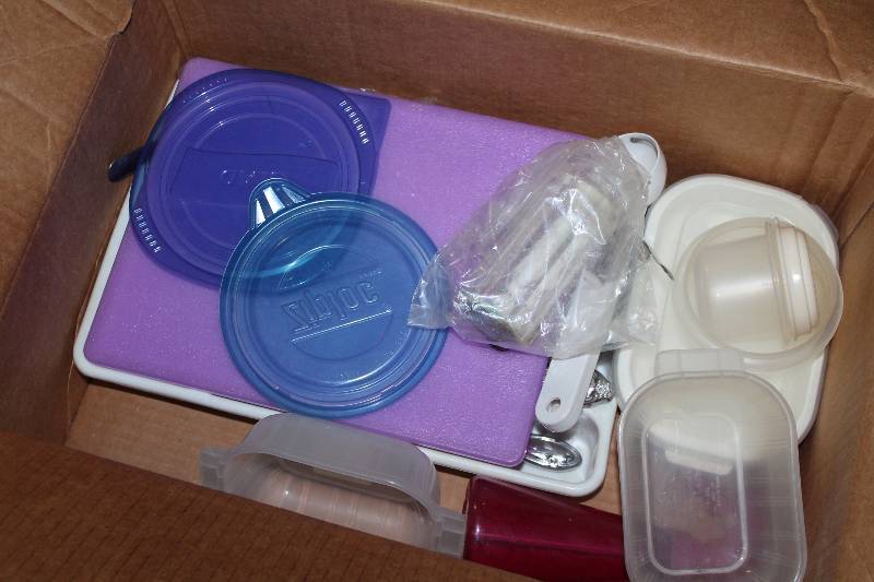 Box Lot Kitchenware Includes plasticware, silverware and silverware tray