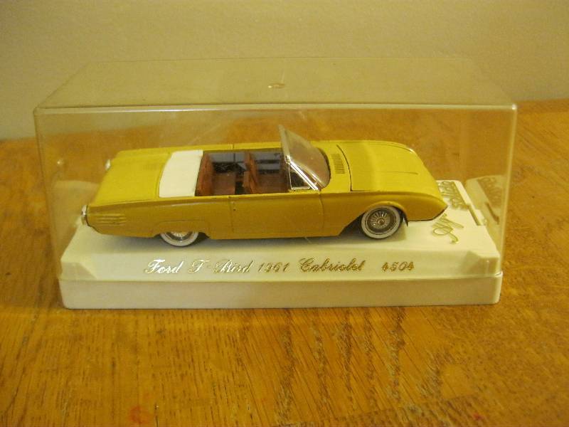 lot 4 image: 1961 Ford T Bird Model Collector Car Solido