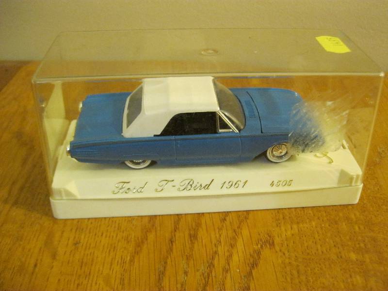 lot 5 image: 1961 Ford T-Bird Model Car
