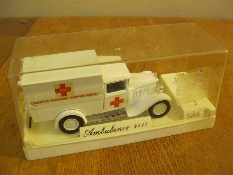 lot 6 image: Solido Model Ambulance In Case