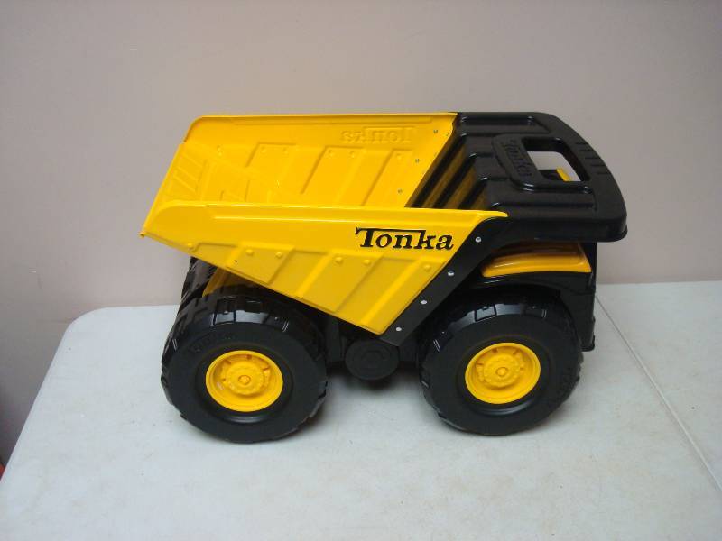 lot 9 image: Tonka Toy Truck, Light Wear