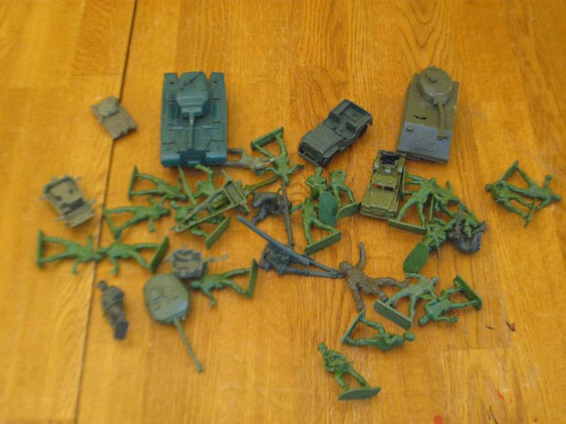 lot 26 image: Small Lot Of Plastic Mini Army Figures, Some Auburn