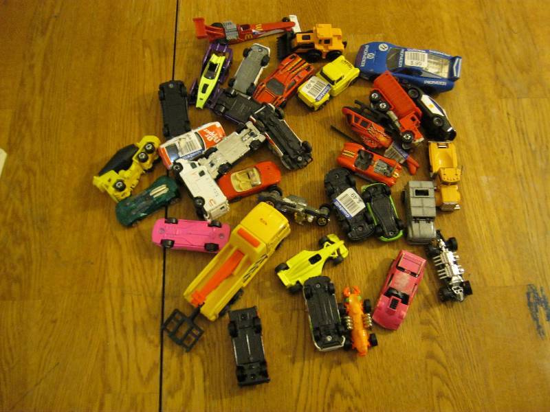 lot 34 image: Lot Of Cars, Some Hotwheel