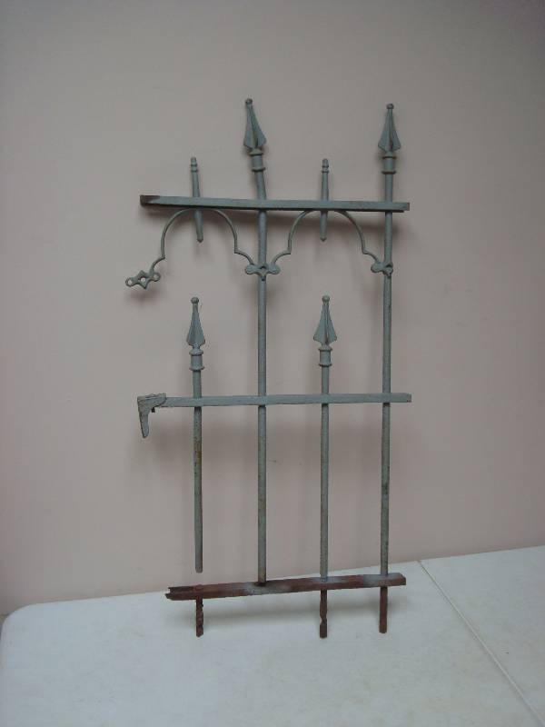 lot 52 image: Vintage Wrought Iron Part Of A Fence, Lots Of Wear, Rust