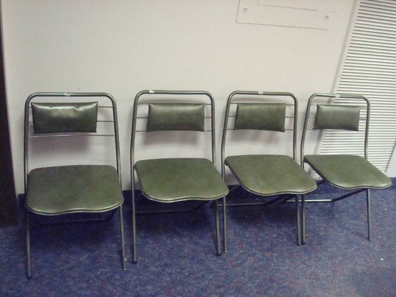 lot 55 image: Lot Of Vintage Cosco Folding Chairs