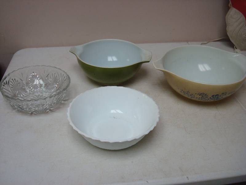 lot 70 image: Lot Of Mixing Bowls, Some Pyrex