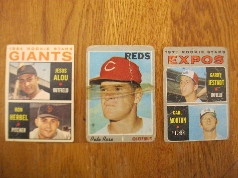 lot 93 image: Lot Of Vintage Baseball Cards, Show Fold Wear