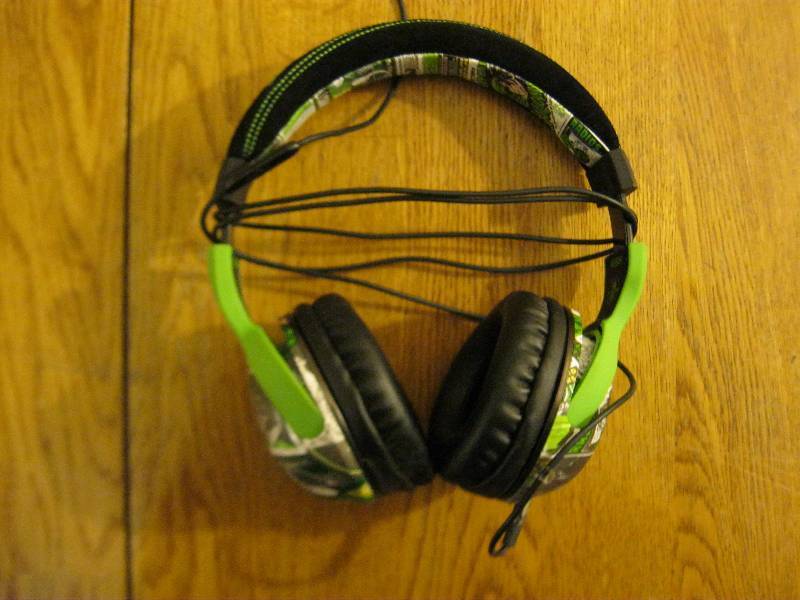 lot 107 image: Pair Of Skull Candy Head Phones