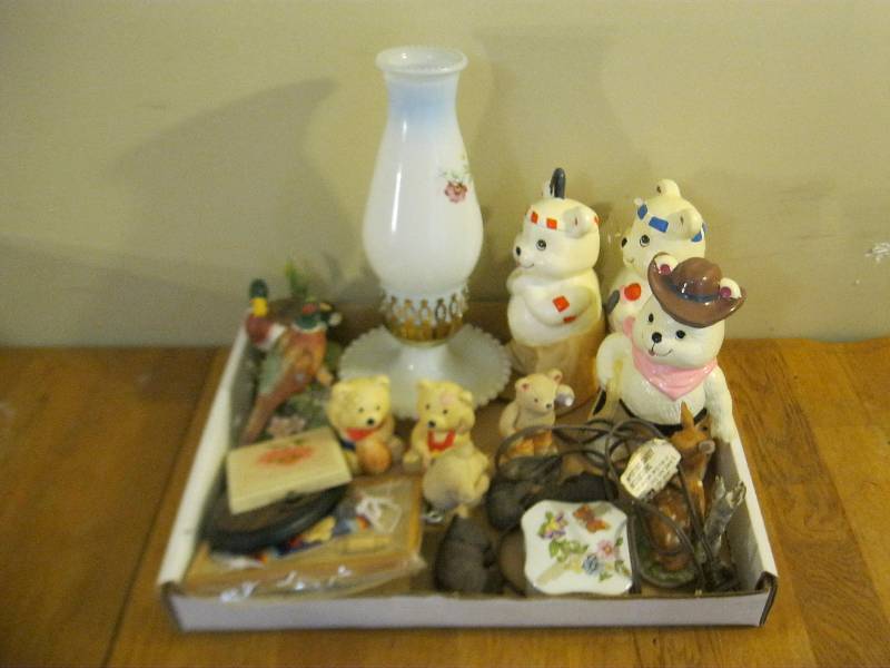 lot 109 image: Lot Of Decor Items