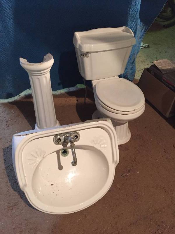 Toilet & Pedistal Sink Set