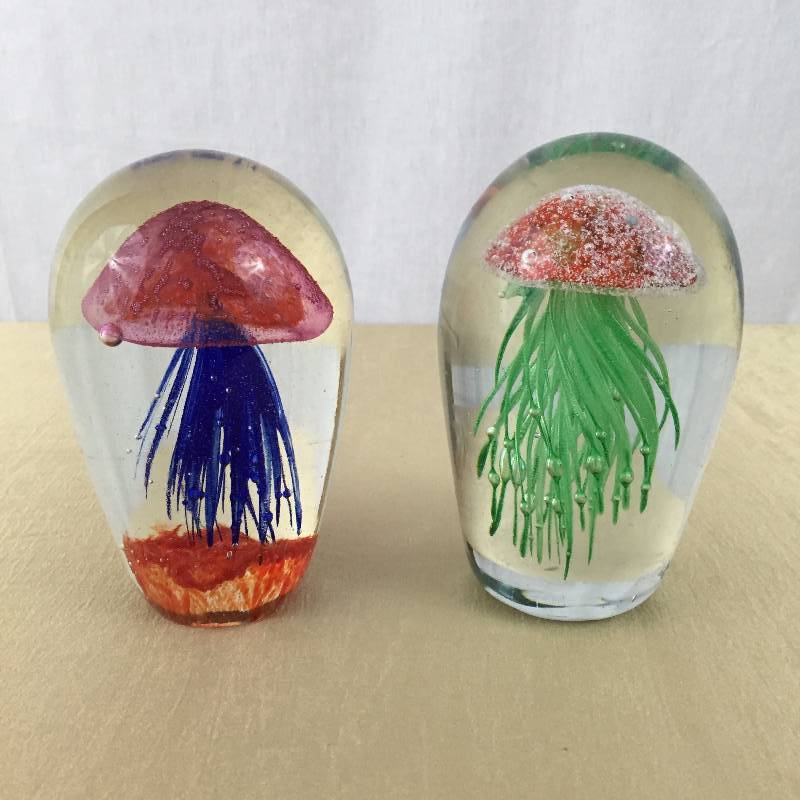 lot 39 image: 2 Large Heavy DYNASTY GALLERY HEIRLOOM COLLECTIBLES ART GLASS JELLYFISH PAPERWEIGHTS Murano Style - Excellent Condition