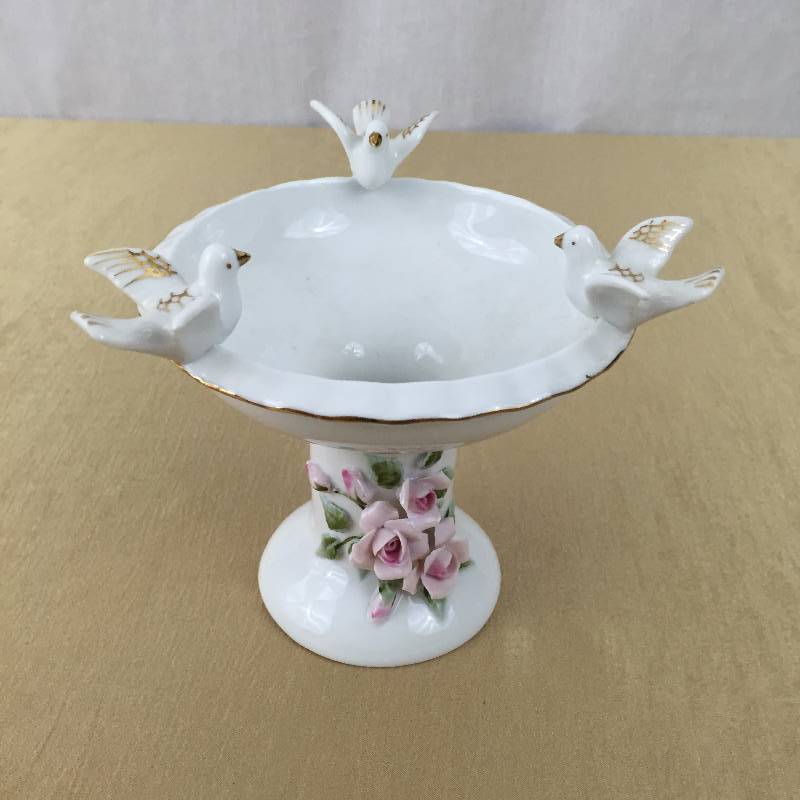 lot 41 image: Vintage Collectible Lefton Delicate Figurine Bird Bath Doves Roses Candle Stick Holder Trinket Holder Hand Painted Gold Trim 6077N