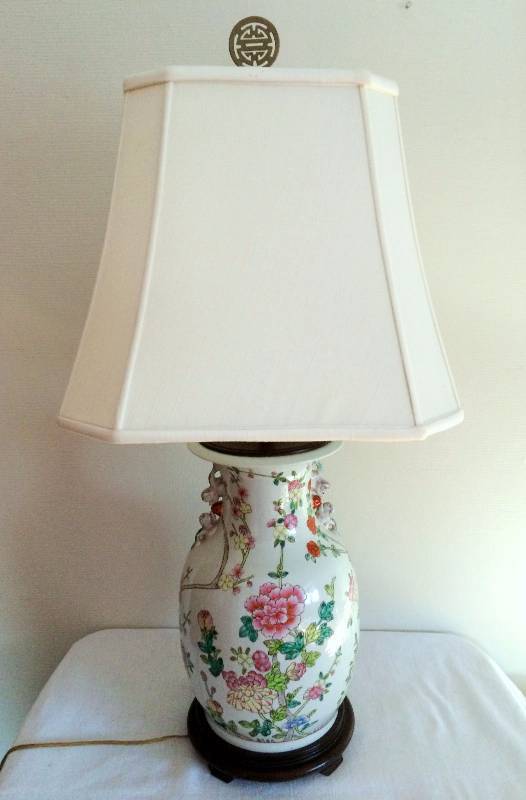 lot 58 image: Spectacular High End Vintage Ethan Allen 32 French Floral Asian Chinoiserie Porcelain Ginger Jar Table Lamp Flowers Chinese Export Rose Famille vase lamp Foo Dogs Koi Fish porcelain With Original Shade & Finial - Excellent Condition