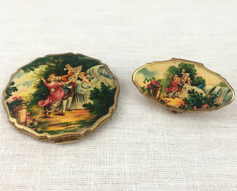 lot 57 image: RETRO CHIC COLLECTIBLE VINTAGE STRATTON COMPACT & LIPSTICK hOLDER MIRROR RARE COURTING COUPLE LOVERS CHERUBS MADE IN ENGLAND