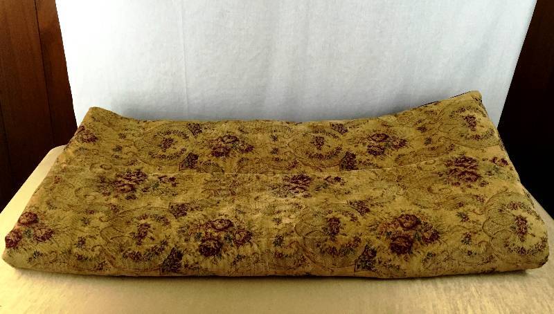 lot 51 image: Lovely & High Quality Pre-owned Heavy Thick Queensize Comforter Red & Beige Roses with Piping Excellent Condition