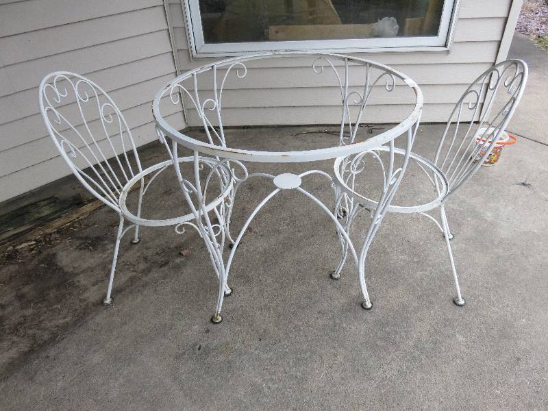 white rod iron table and chairs
