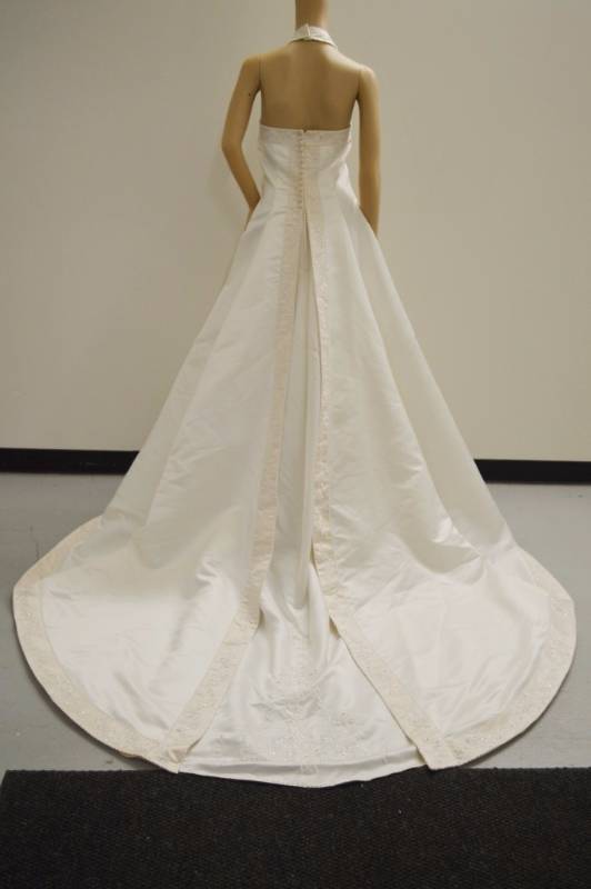lot 37 image: Ivory Bridal Gown