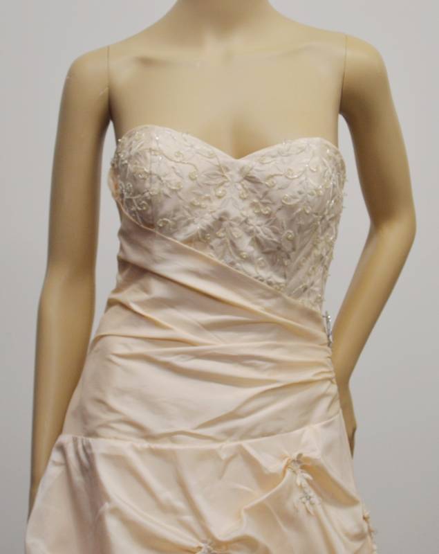 lot 43 image: Wendye Chaitin  Peachy Cream Bridal Gown