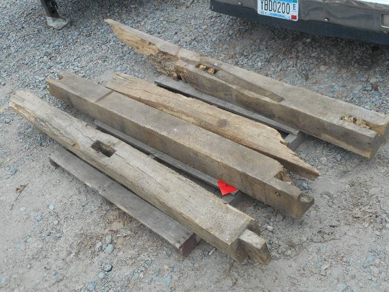lot 14 image: Pallet Of Barn Supports