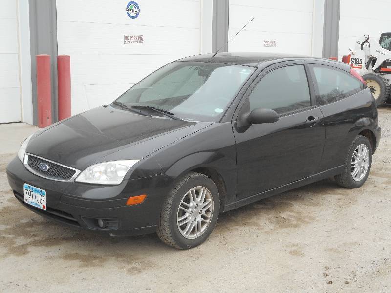 lot 1 image: 2005 Ford Focus ZX3 SE