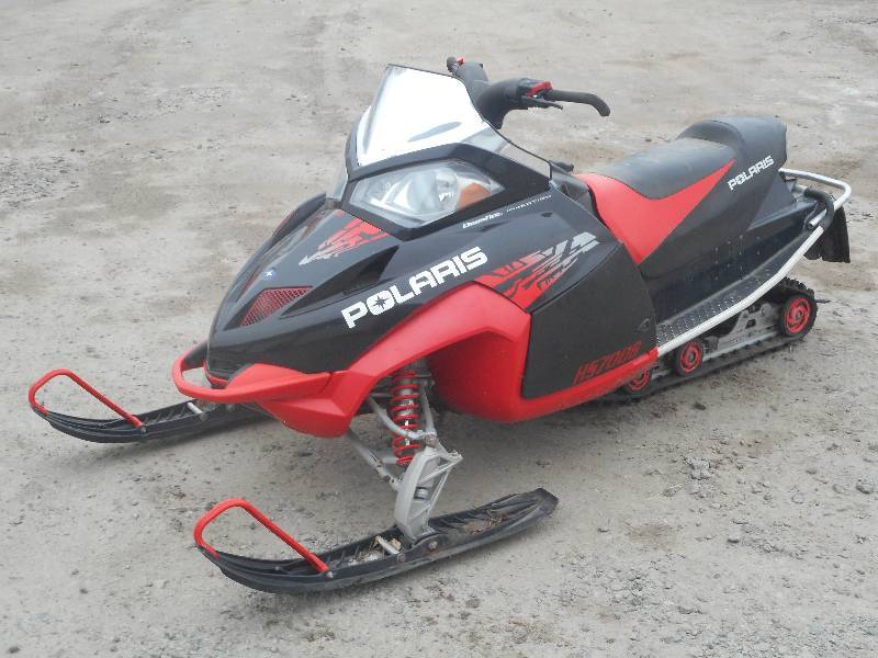 lot 2 image: 2006 Polaris Fusion 700 Snowmobile