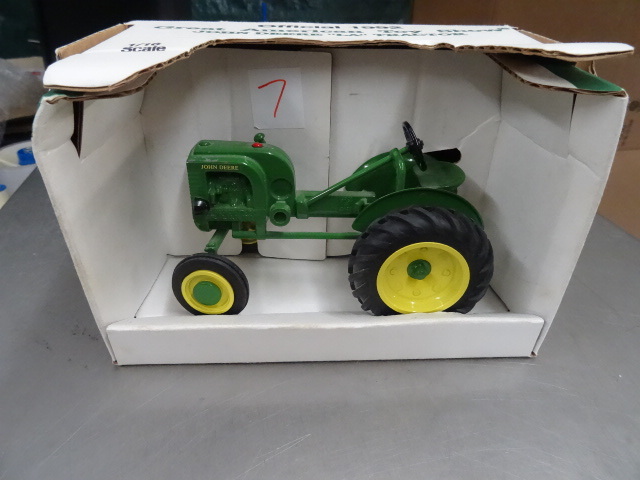lot 7 image: John Deere LA Tractor 1992