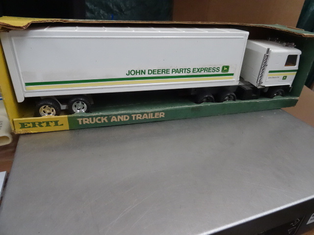 lot 13 image: Vintage Ertl John Deere Truck