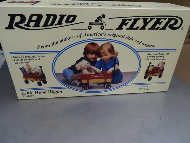lot 17 image: Radio Flyer Little Wood Wagon