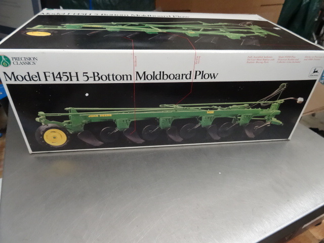 lot 24 image: John Deere F145H  Plow