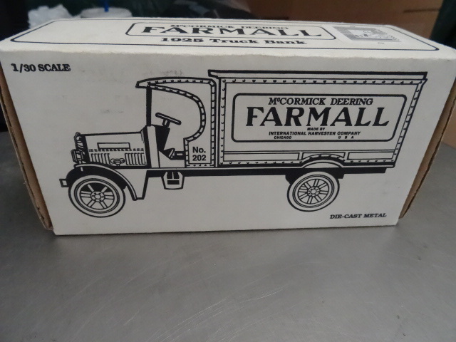 lot 42 image: Farmall 1925 Truck Bank 130 Scale