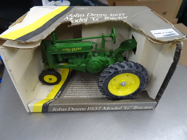 lot 44 image: John Deere Model G Tractor 116 Scale