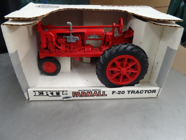 lot 56 image: Farmall F-20 Tractor 116 Scale