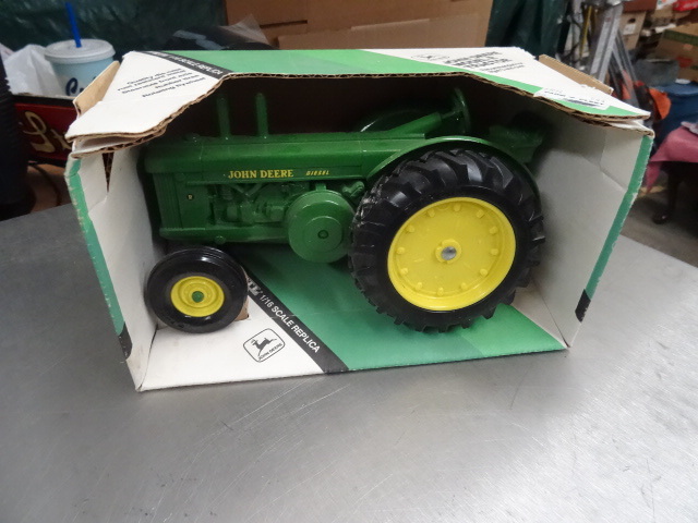 lot 61 image: John Deere R Diesel Tractor 116 Scale