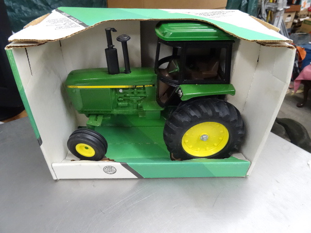 lot 73 image: John Deere 4255 Tractor 116 Scale