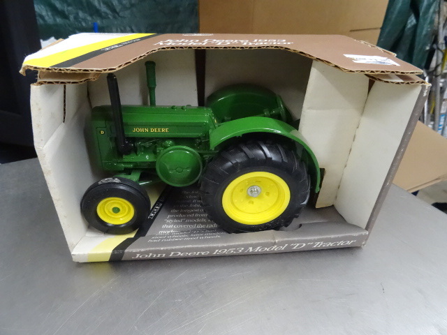 lot 75 image: John Deere Model D Tractor 116 Scale