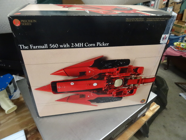 lot 81 image: Farmall 560 with 2 MH Corn Picker