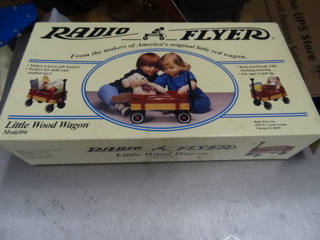 lot 92 image: Radio Flyer Little Wood Wagon