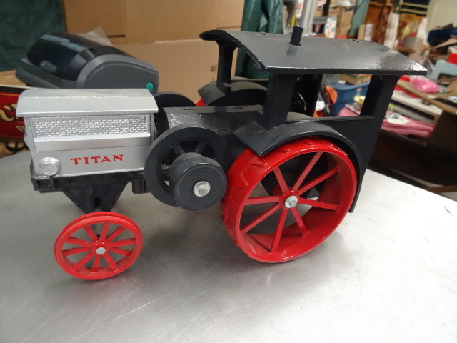 lot 97 image: IHC Titan Tractor